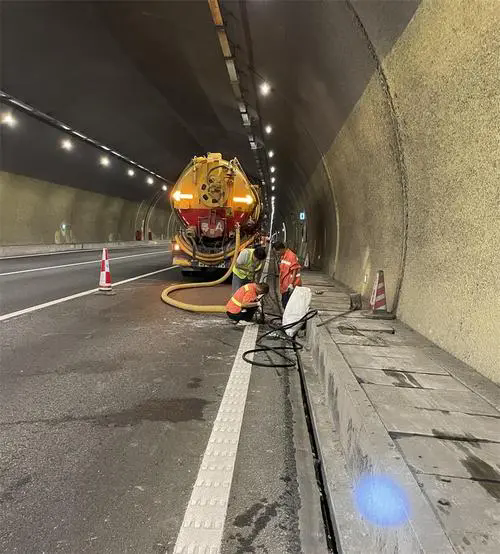 盐亭隧道排水渠清淤